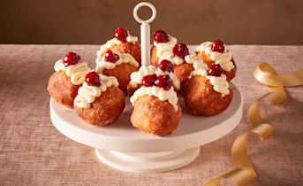 Gevulde oliebol met roomkaas en kersen