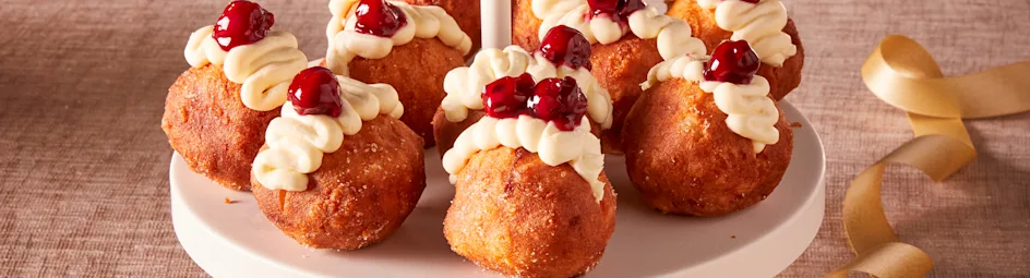 Gevulde oliebol met roomkaas en kersen