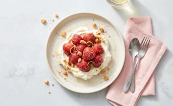 Kaneel-aardbeien op een wolk van mascarpone