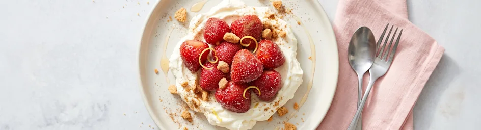 Kaneel-aardbeien op een wolk van mascarpone