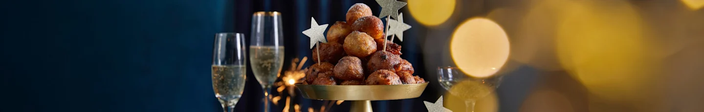 Toren met gevulde mini-oliebolletjes
