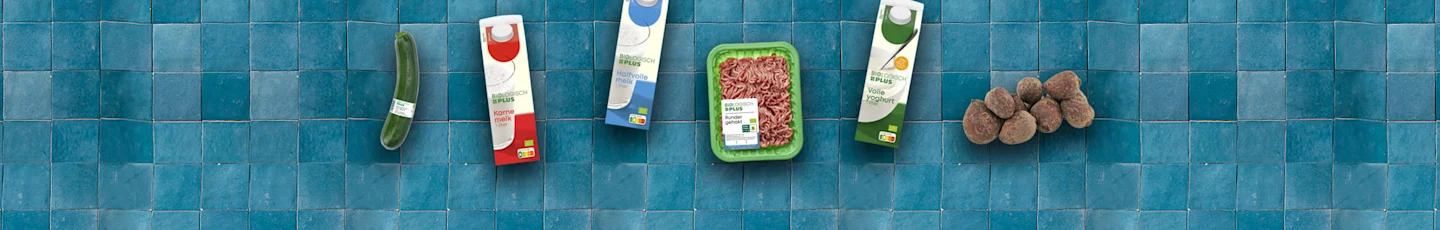 Biologische producten van PLUS, melk, karnemelk, gehakt en courgette.
