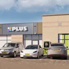 PLUS en PowerGo voorzien supermarkten van snelladers
