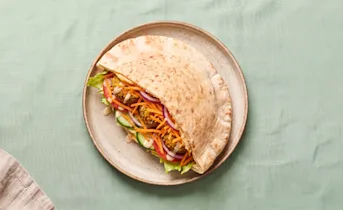 Pita falafel met hummus en rode ui