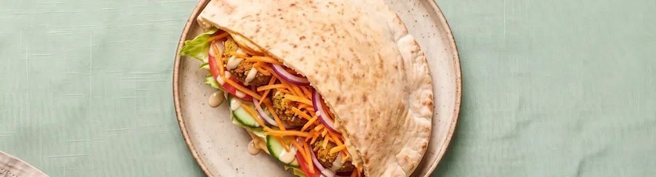 Pita falafel met hummus en rode ui