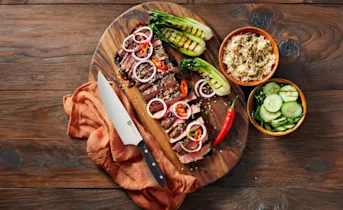 Gegrilde tomahawk met zoete sojaglaze en paksoi