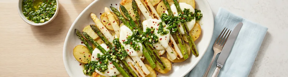 Geroosterde asperge-steaks met bosui-chimichurri en gesmolten mozzarella