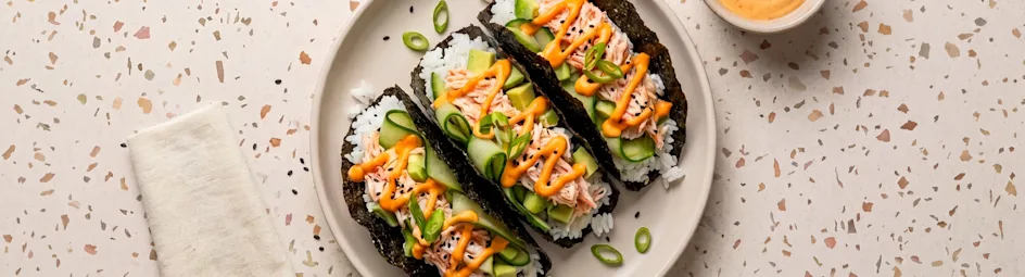 Sushi taco’s met romige surimi en chili-mayo