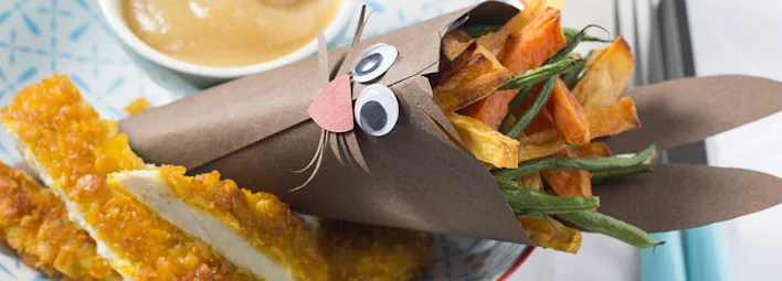 Geknutselde frietzak met frietjes erin.
