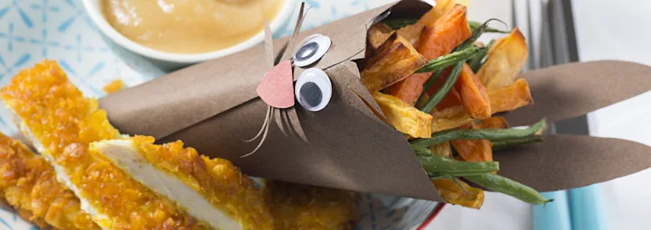 Geknutselde frietzak met frietjes erin.