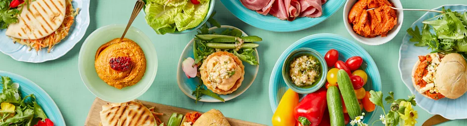 Zalmpasteitje met bloemensalade en dille-honingvinaigrette