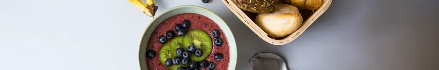 Glutenvrij ontbijt recept smoothiebowl van bieten en blauwe bessen