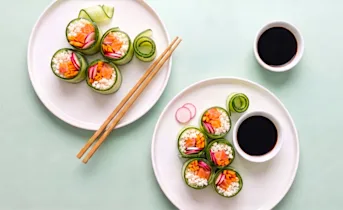 Komkommer sushi met zalm en bloemkoolrijst