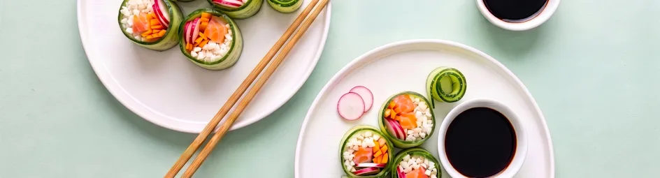 Komkommer sushi met zalm en bloemkoolrijst