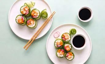 Komkommer sushi met zalm en bloemkoolrijst
