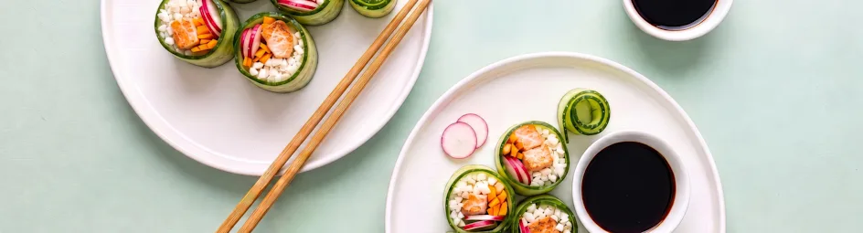 Komkommer sushi met zalm en bloemkoolrijst