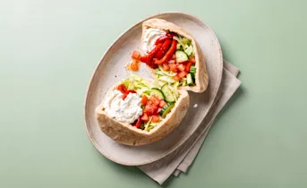 Pitabroodjes met geklopte feta en knapperige groenten