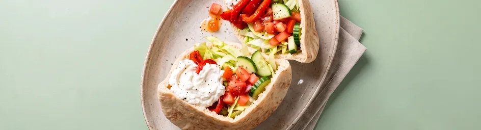 Pitabroodjes met geklopte feta en knapperige groenten
