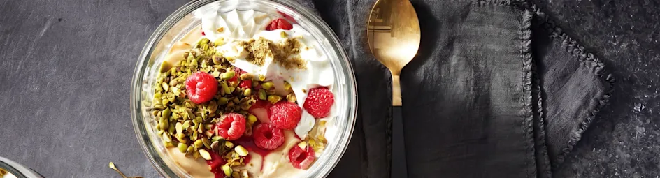 Kardemon trifle met rood fruit en pistache noten