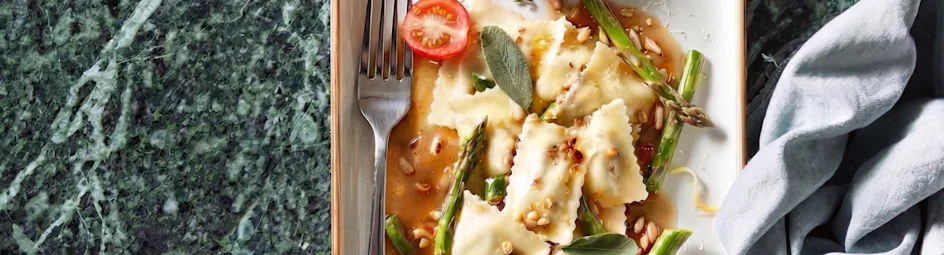 Ravioli met salieboter en groene aspergetips