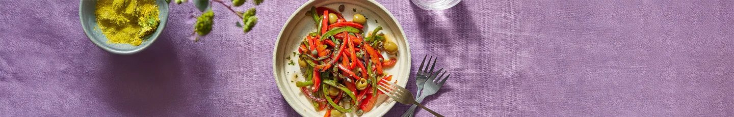 Gourmet groenten recept van Spaanse paprikasalade met kappertjes.