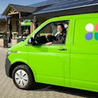 Bezorgbus bij supermarkt