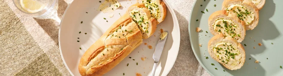 Knoflookboter afbakstokbrood