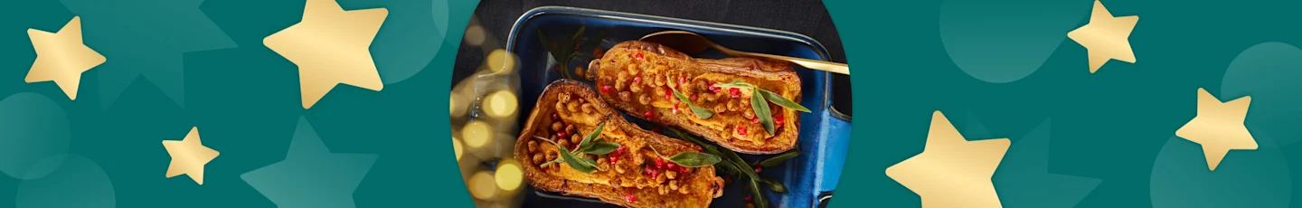 Vegetarisch kerst hoofdgerecht van geroosterde pompoen met krokante kikkererwten en salie.