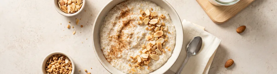 Quinoa-kokos pudding met kaneel en amandelcrunch