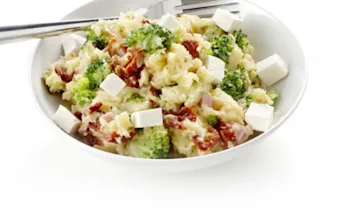 Broccolistamppot met ham, tomaat en feta