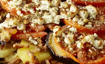 Ovenschotel met shoarma, aubergine en tomaat
