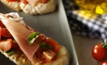 Bruschetta met tomaat, basilicum en parmaham