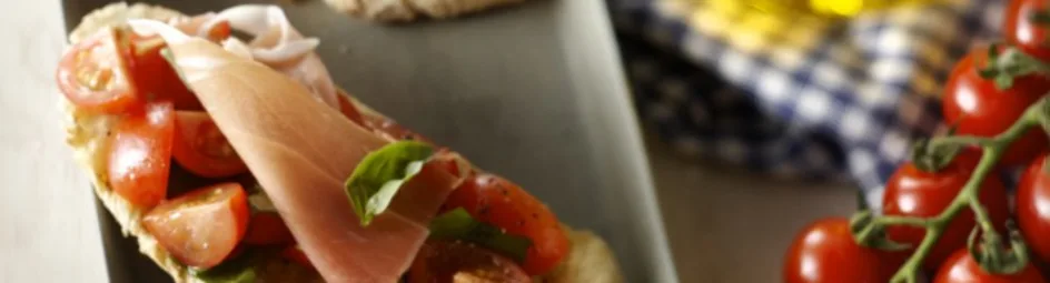 Bruschetta met tomaat, basilicum en parmaham