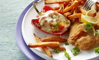 Ovenfriet van zoete aardappel met paprika en kipschnitzel