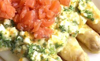 Asperges à la flamande met gerookte zalm