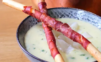 Witte-aspergesoep met hamstengels
