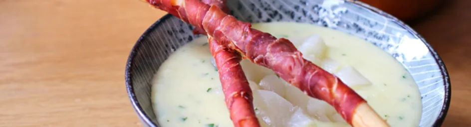 Witte-aspergesoep met hamstengels