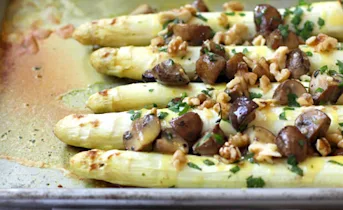 Geroosterde asperges met paddenstoelen, tijm en walnoten