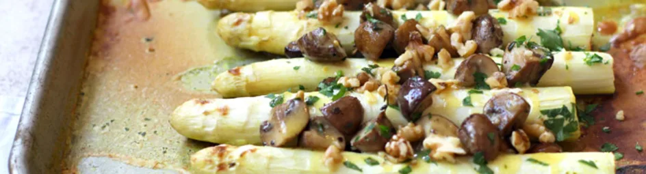 Geroosterde asperges met paddenstoelen, tijm en walnoten