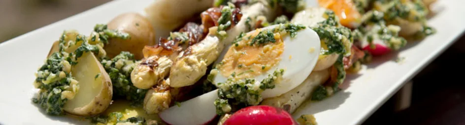 Asperges met ham van de barbecue en pesto van radijsblad