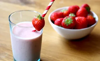 Powersmoothie met aardbeien, sinaasappel en yoghurt