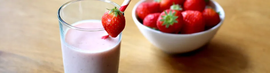 Powersmoothie met aardbeien, sinaasappel en yoghurt