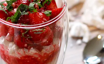 Slanke Eton mess met aardbeien