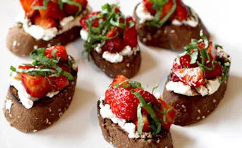 Aardbeien crostini met ricotta, balsamico en basilicum