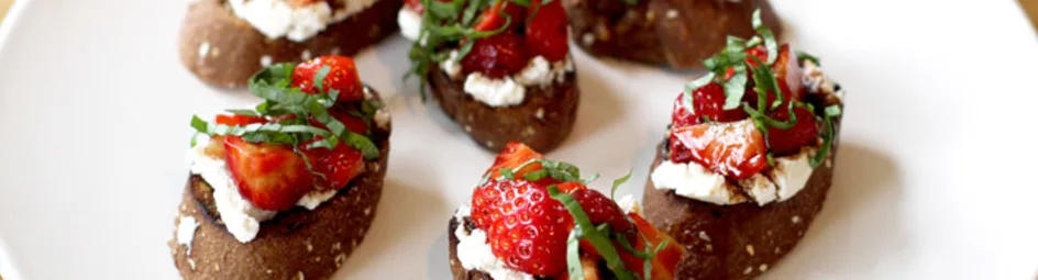Aardbeien crostini met ricotta, balsamico en basilicum