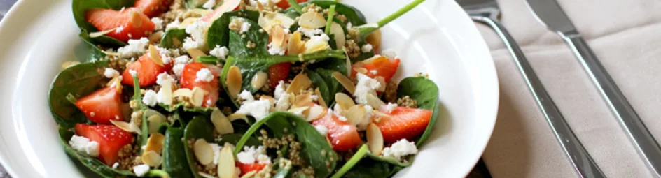 Salade met aardbeien, geitenkaas, spinazie en quinoa