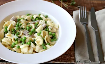 Pasta met haring en doperwtjes in roomsaus