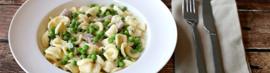 Pasta met haring en doperwtjes in roomsaus