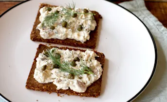 Smörrebröd met haringsalade