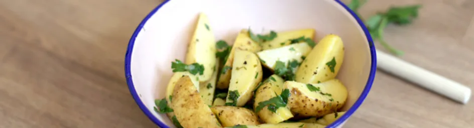 Gekookte aardappels met kruidenboter